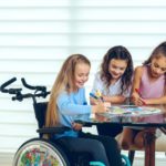 Cinq activités pour les enfants en fauteuil roulant